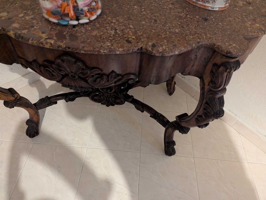 Mesa antiga em madeira maciça com tampo em mármore