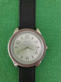 Relógio Parfois com bracelete preta