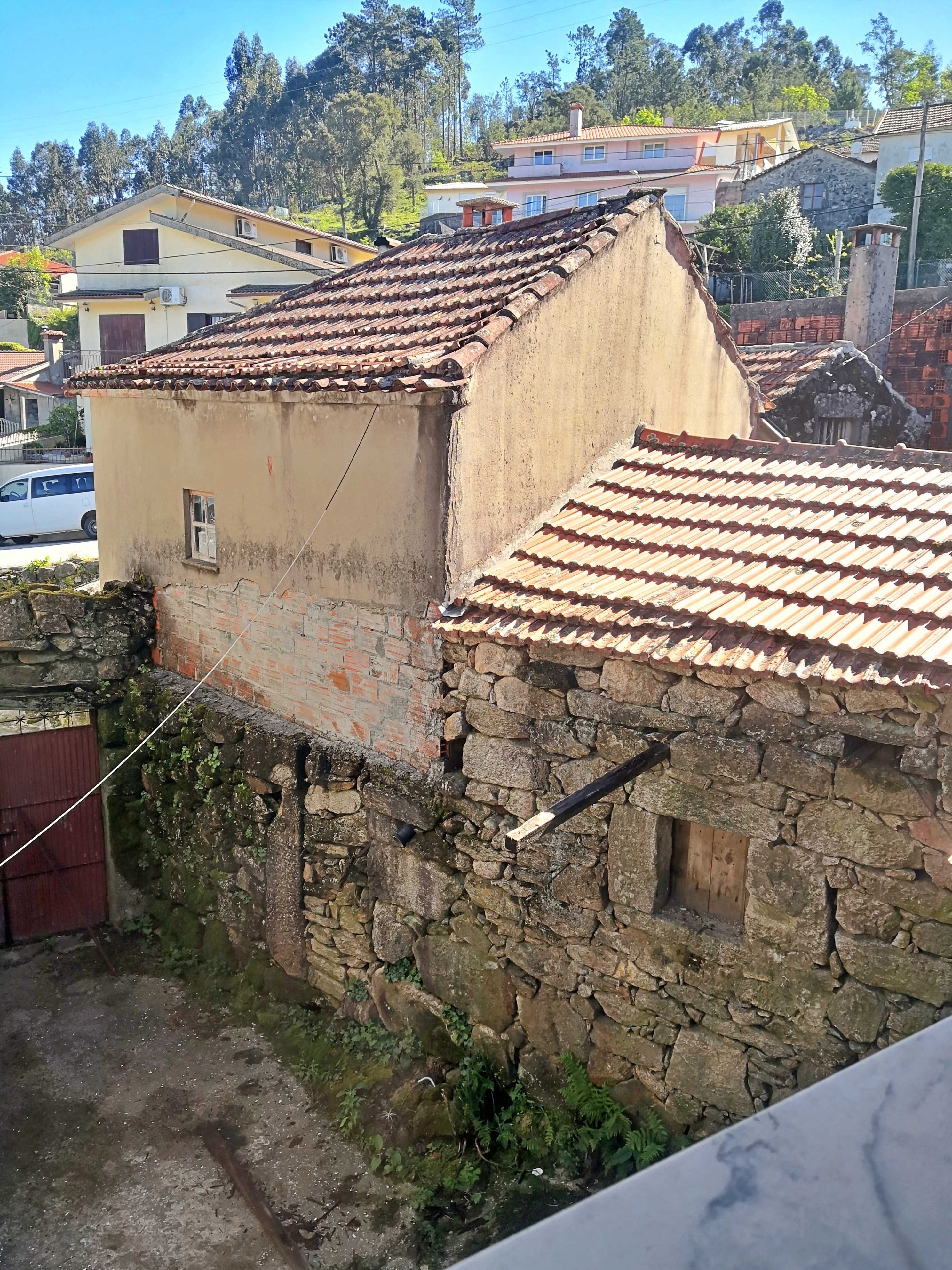 3 Moradias com Pátio e Terreno