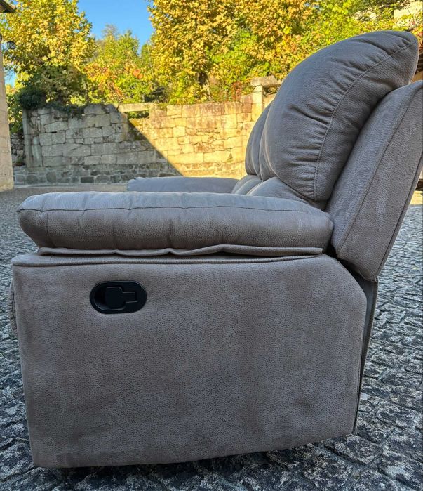 Sofá beje acinzentado de 2 lugares