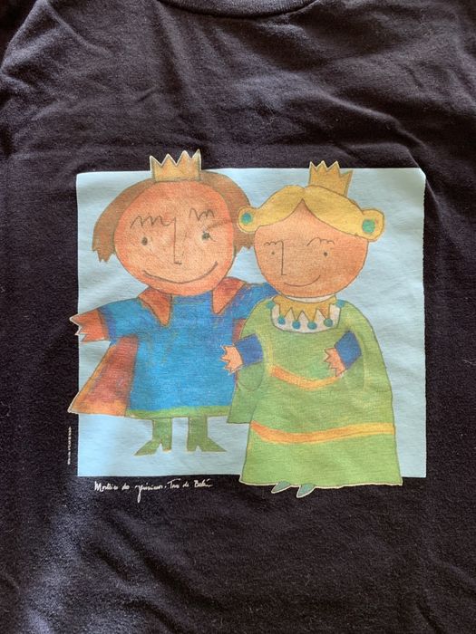 T-shirt mulher fundo azul-escuro com estampado infantil de Reis tam. S