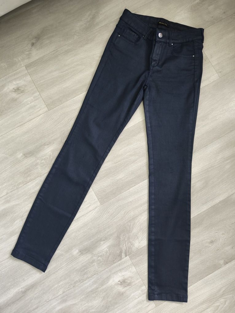 Granatowe woskowane spodnie Massimo Dutti