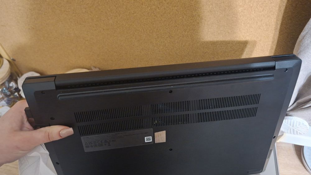 Lenovo v15 g4 iru type 83A1 na gwarancji +etui