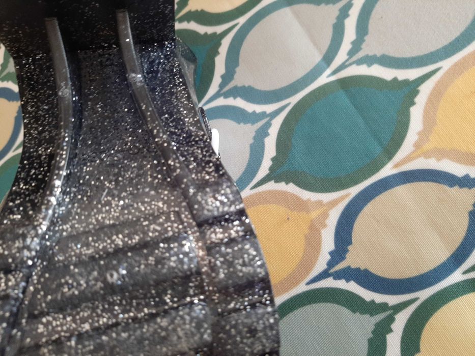 Sandálias pretas novas