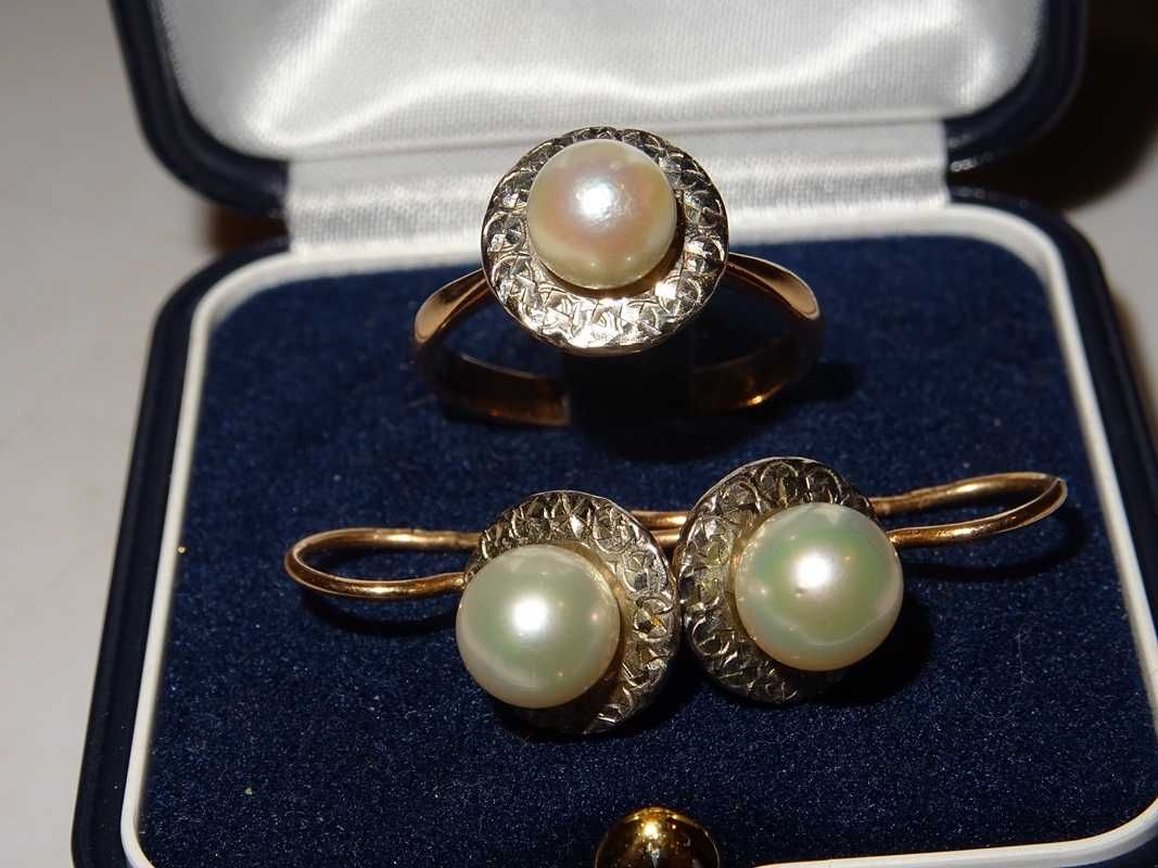 Złoty pierścionek i kolczyki z perłami