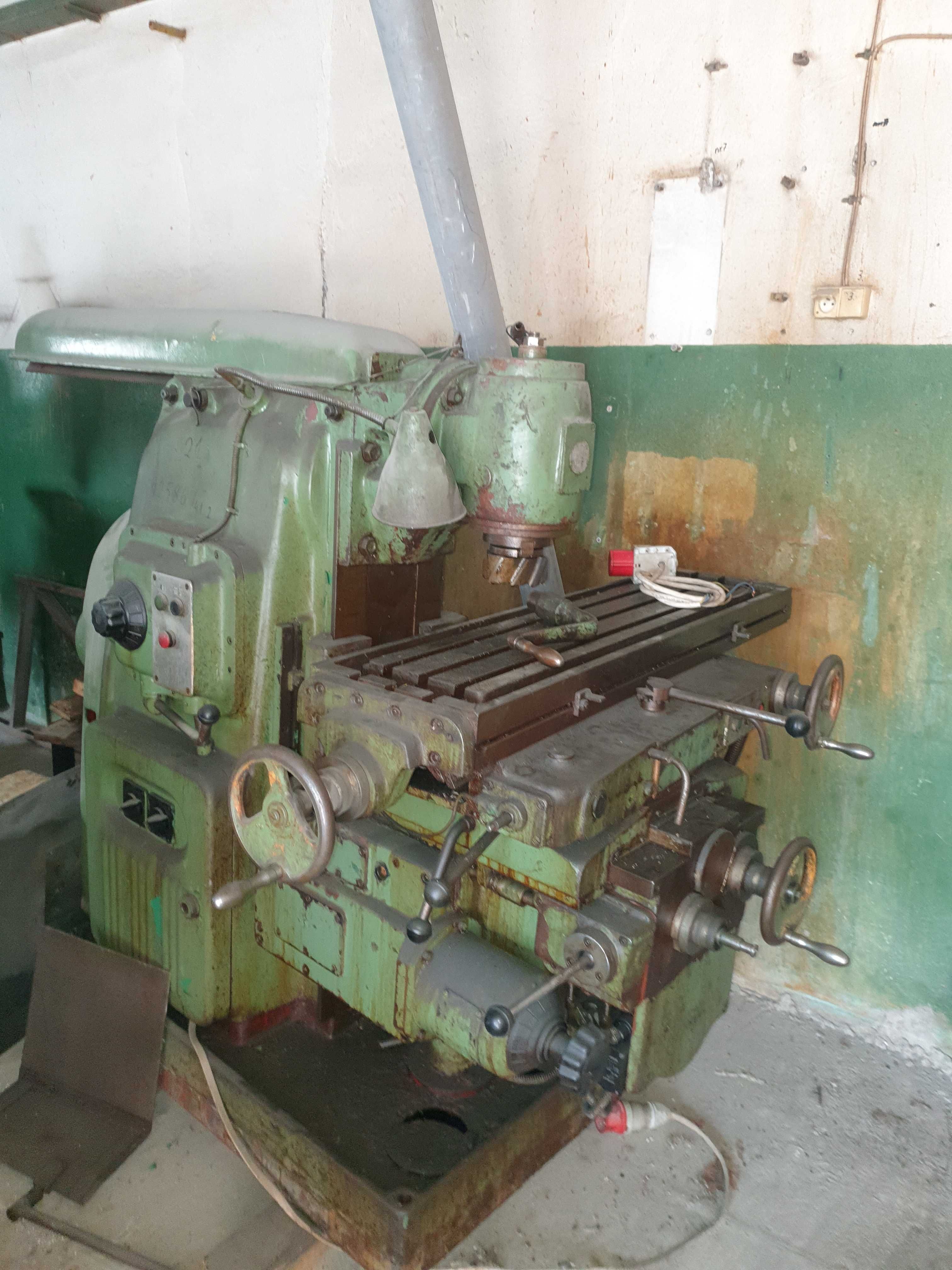 Frezarka uniwersalna Fu 320