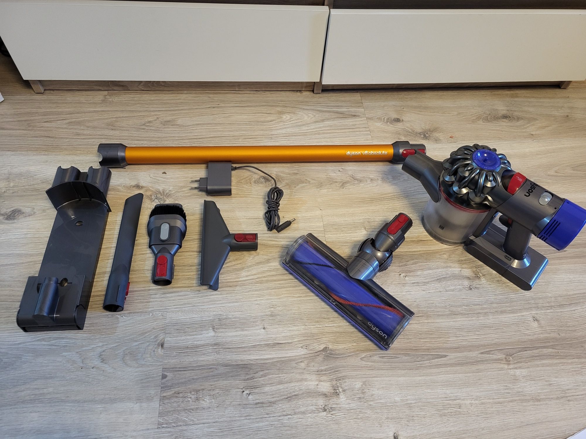 Odkurzacz Dyson v8 absolute bezprzewodowy pionowy ładny