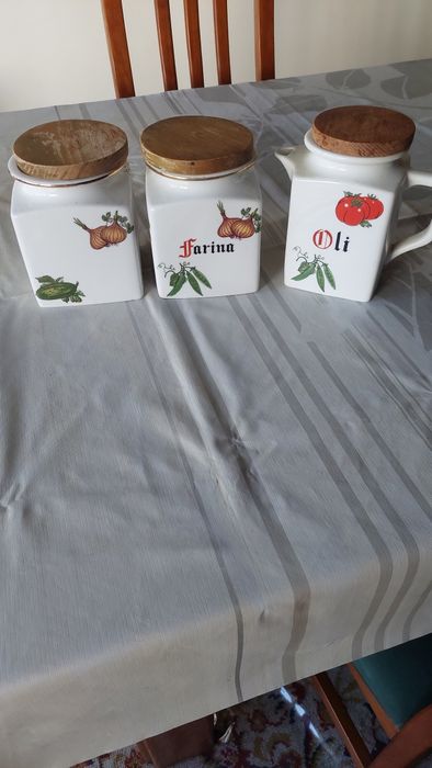 Tres recipientes para chá,  legumes e farinha