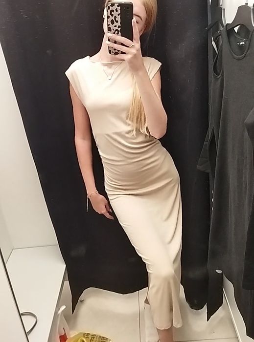 Длинное бежевое платье