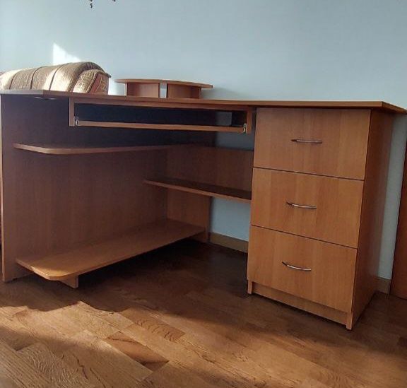 Комп’ютерний стіл