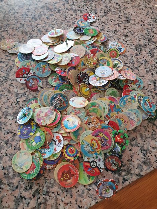 Vendo tazos, pokemon e beyblades antigos
