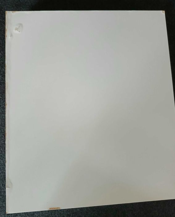 Półka ścienna biała.