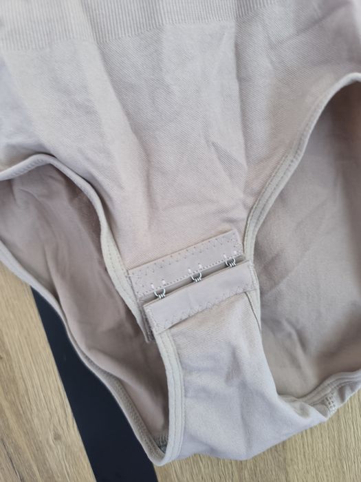 Nowe body modelujące wyszczuplające 44+ beżowe cieliste