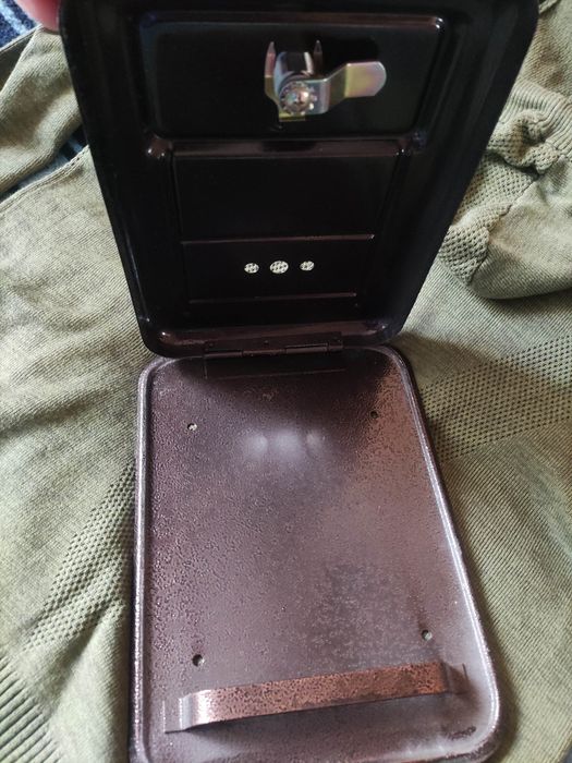 Skrzynka na listy z czasów PRL-u

Wysokość 27 cm
Długość 19 cm
Grubość