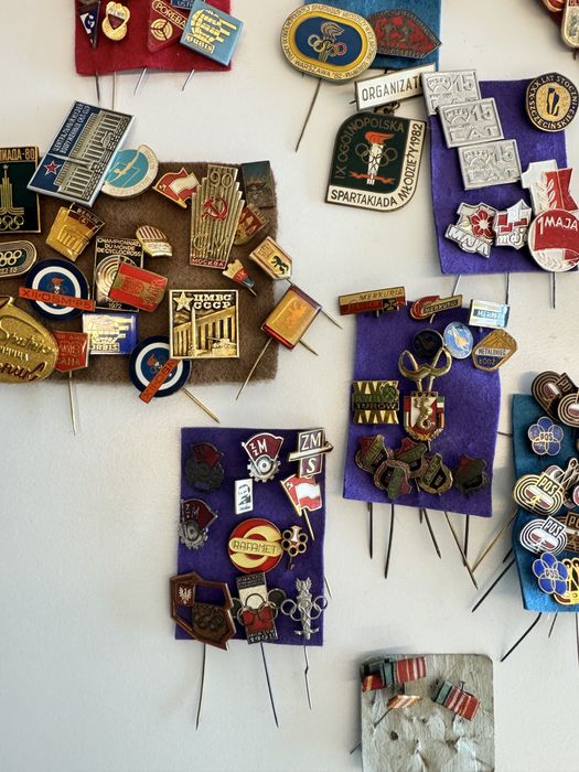 Okolo 150 wpinek przypinek okolicznościowych prl sportowe miasta