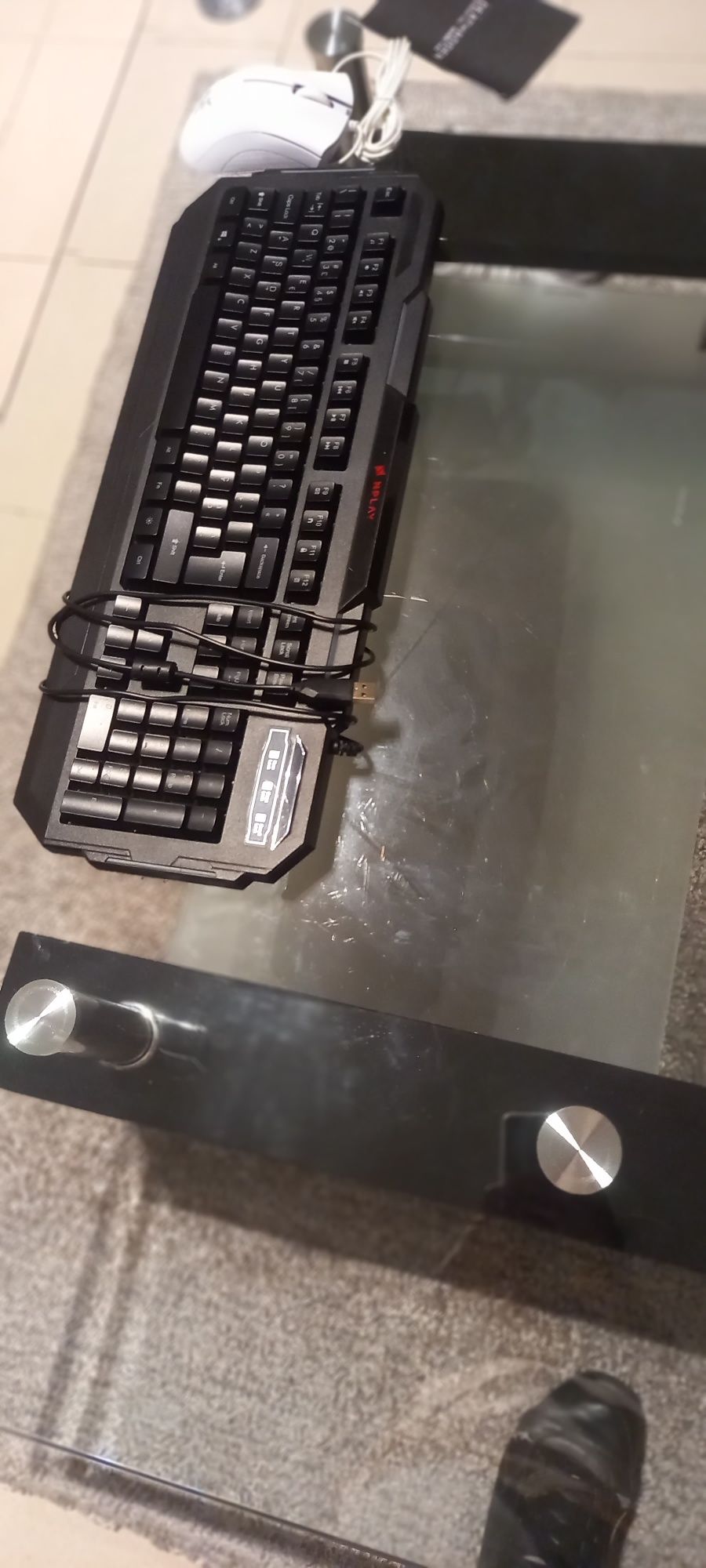 Vendo um teclado nplay e o mouse da razer
