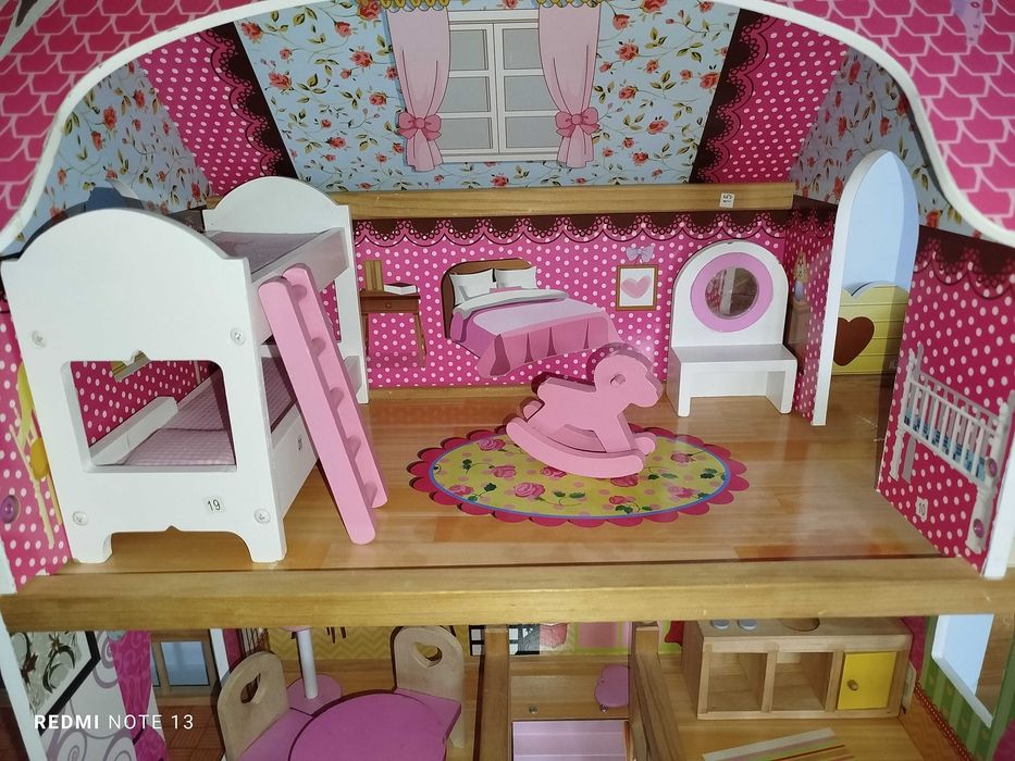 Duży drewniany domek dla lalek