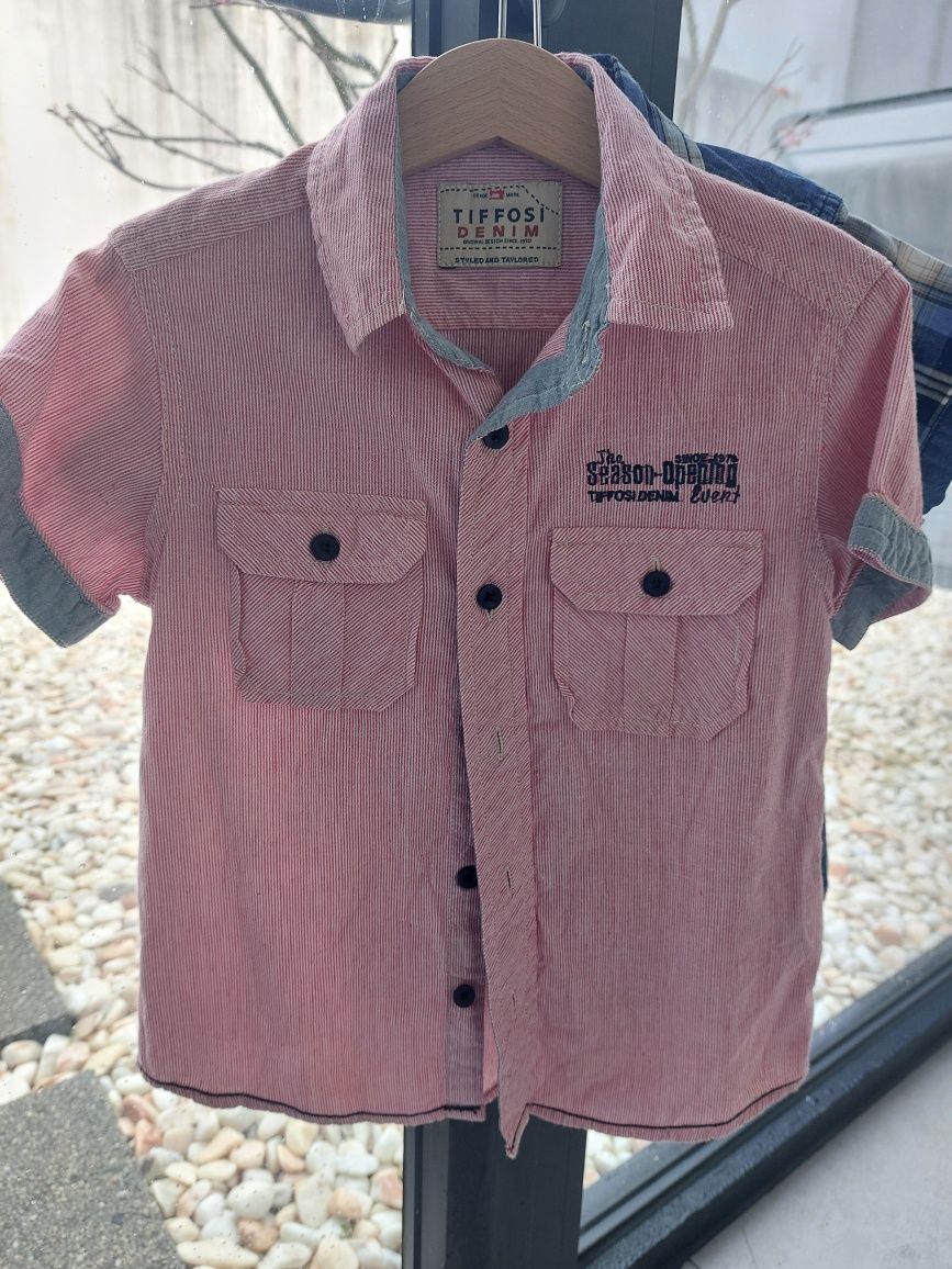 CAMISAS de criança, como novas.
