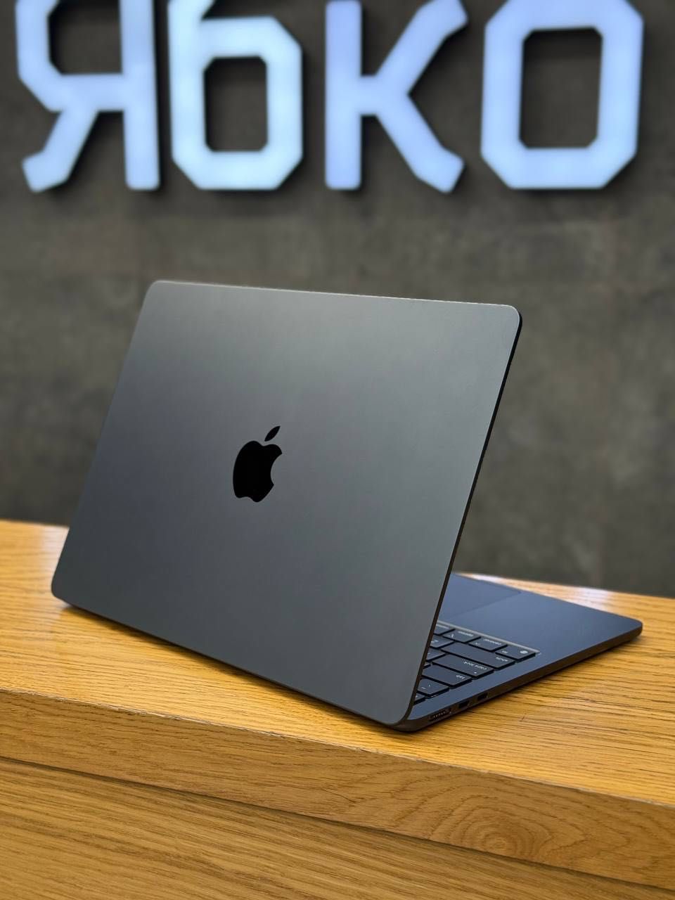 Вживаний MacBook Air 13, Space Gray, 256GB with Apple M2 (MLXW3)