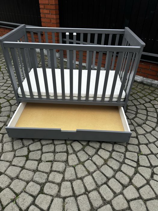 Łóżeczko szare z materacem i baldachimem