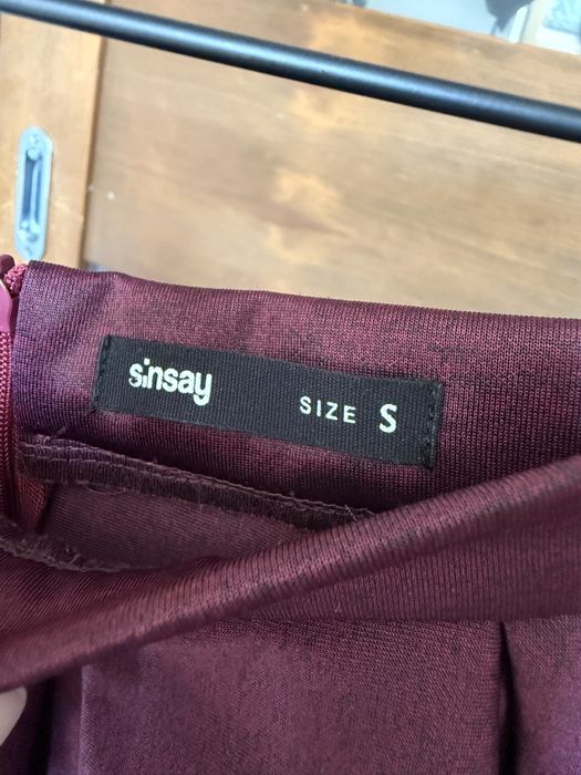 Burgundowa rozkloszowana spódnica Sinsay S 36