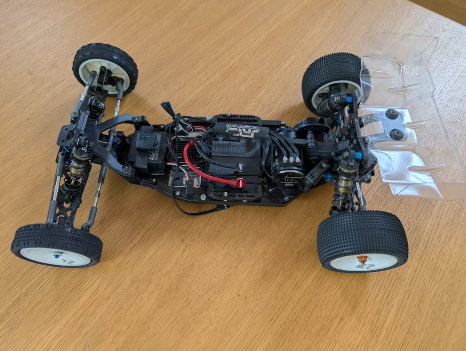 Model zawodniczy buggy 1/10 team asso associated dużo modyfikacji