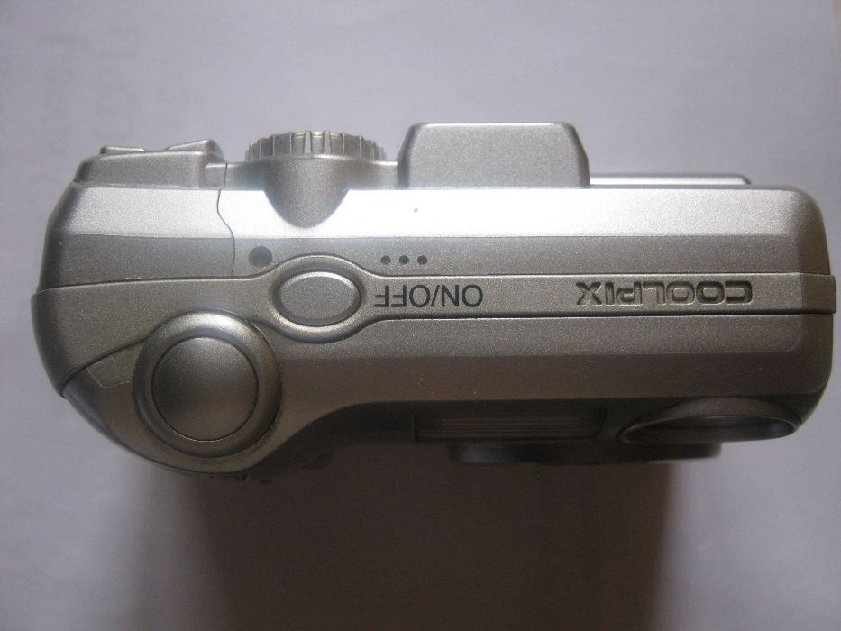 цифровой фотоаппарат, фотоапарат Nikon CoolpixЕ4600 на деталі