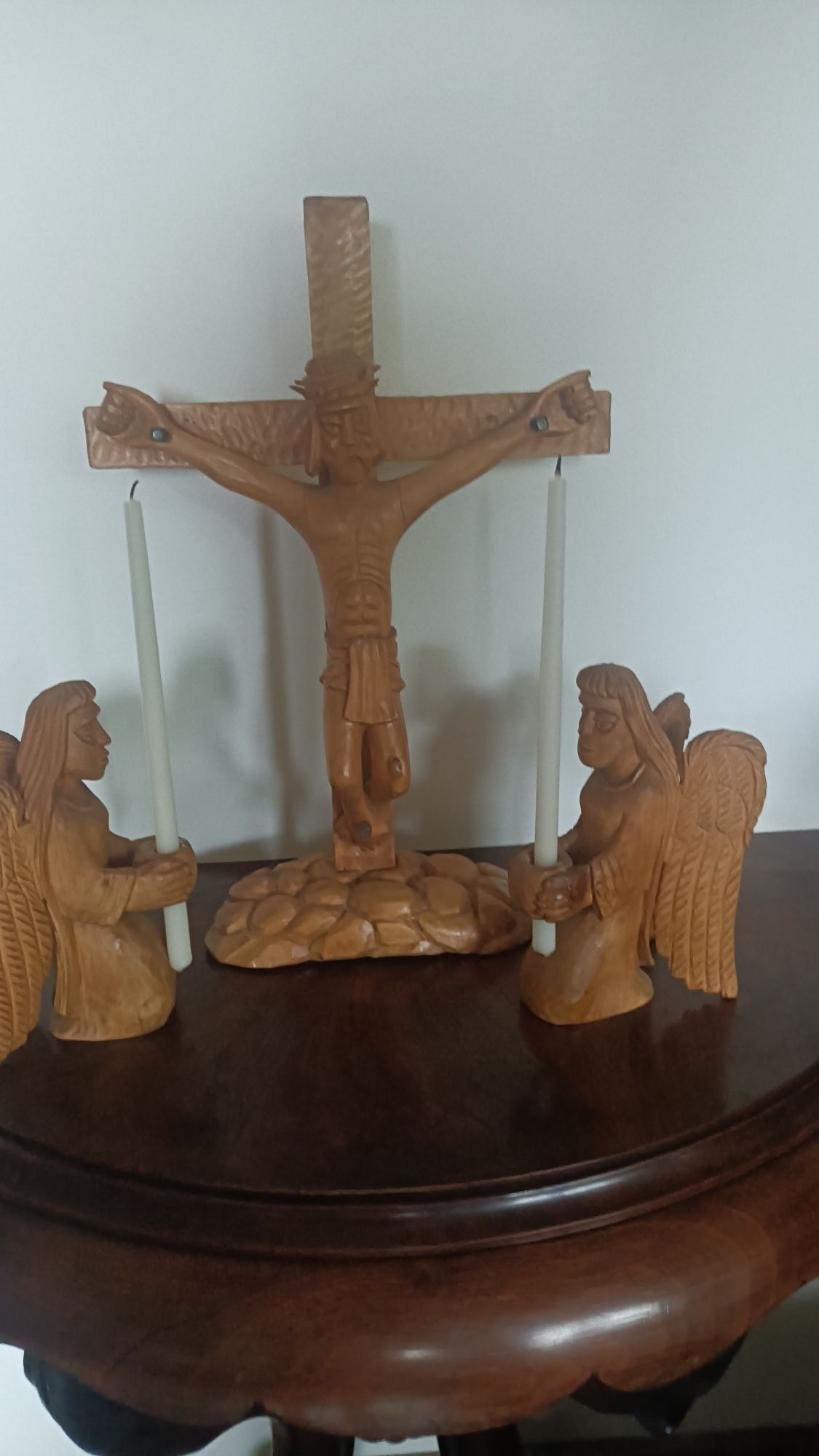 Ręcznie rzeźbiony krzyż że świecznikami - anioły