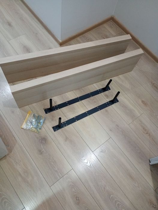 Dwie półki wiszące.