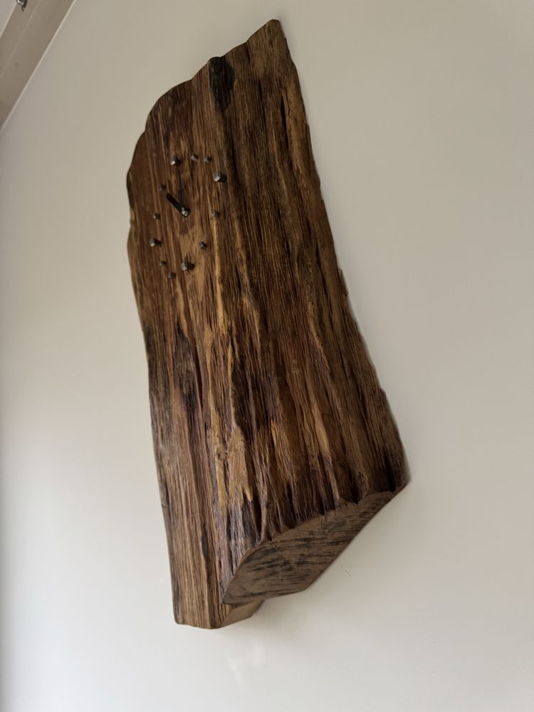Ręcznie wykonany zegar ścienny z litego drewna – rustykalny design