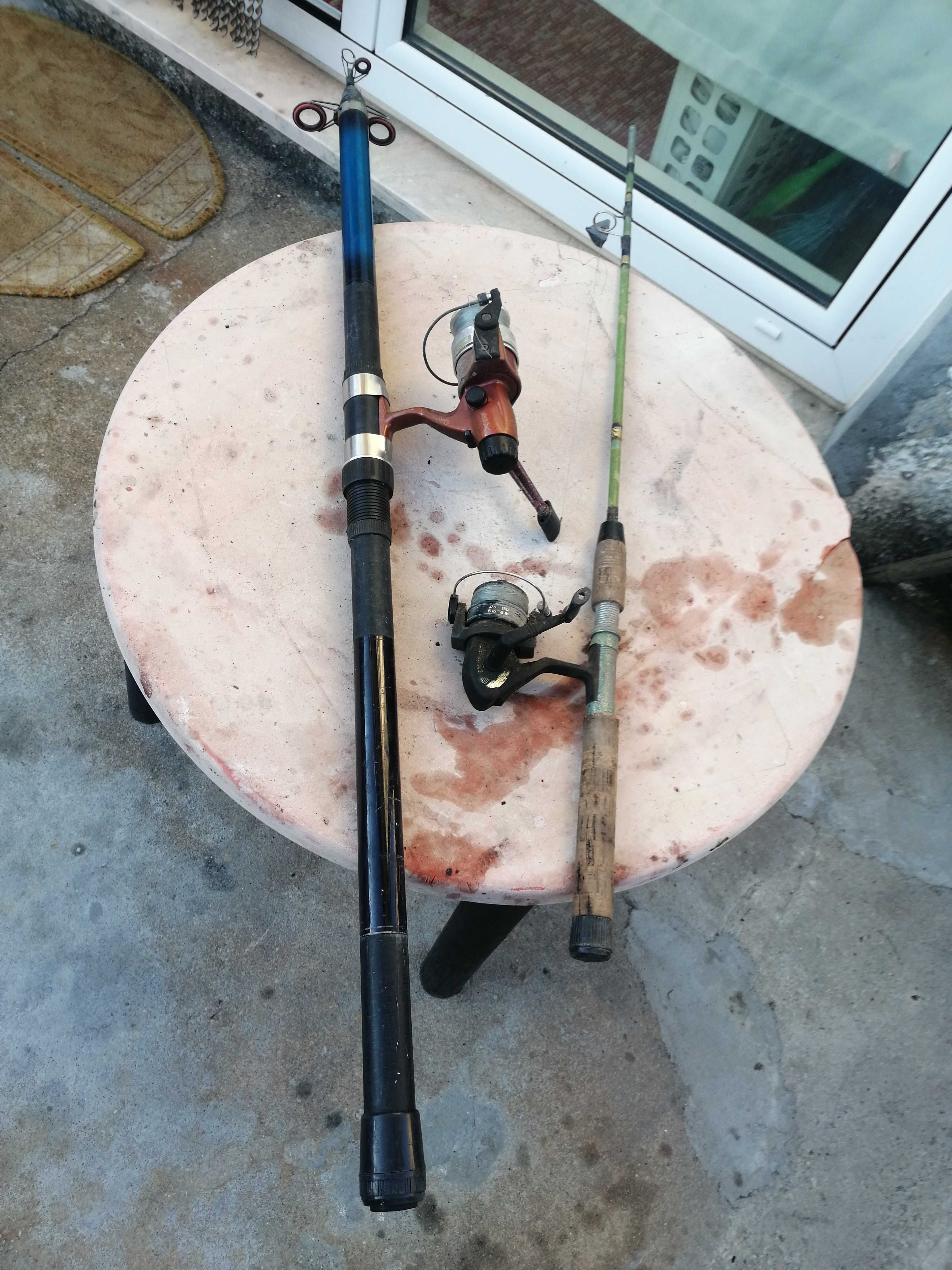 Duas canas de pesca usadas prontas a usar os carretos estão como novos