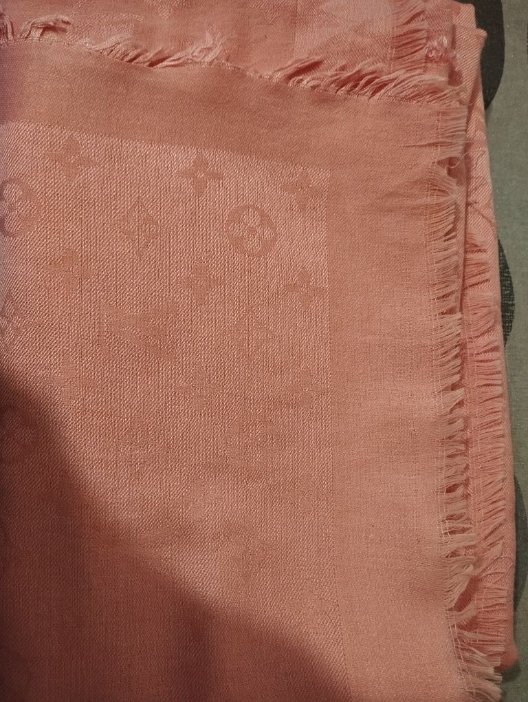 Różowa  pudrowa chusta wzór Lv 140x140