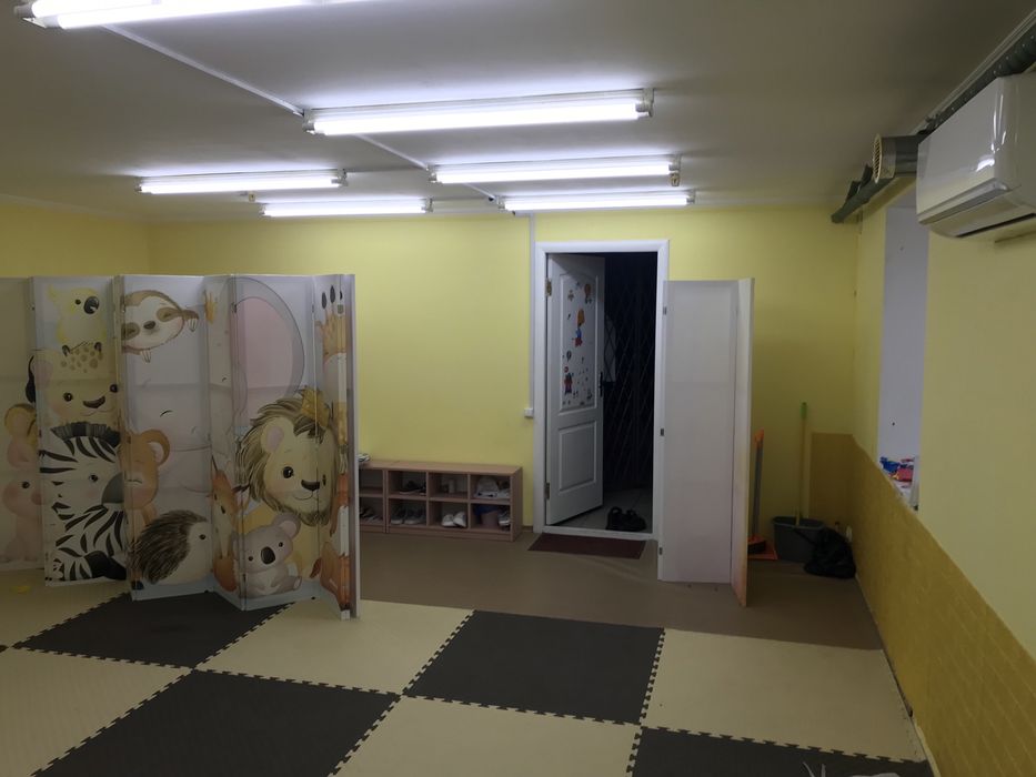 Продам магазин Лабiринт ,цокольний поверх 95м кв .Прохiдне мiсце