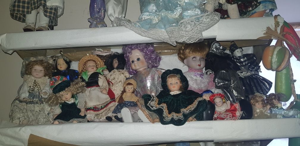 Coleção de bonecas de porcelana e outros