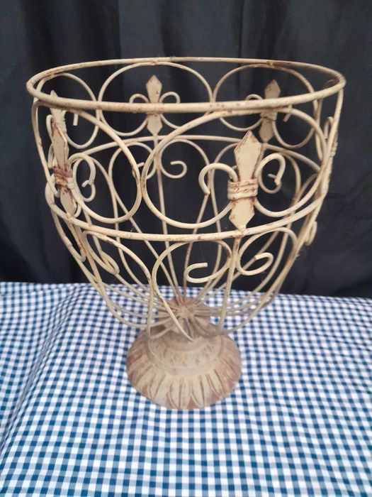 Fruteira antiga em metal