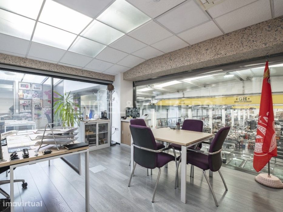 Armazém totalmente equipado zona Industrial Baixa da Banheira