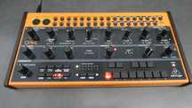 Behringer CRAVE - syntezator analogowy