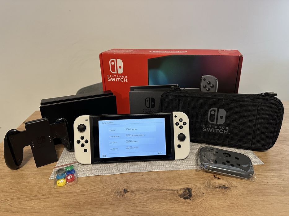 Nintendo Switch V2 + Etui Hori + Karta 64GB