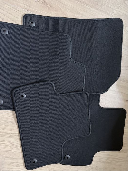 Nowe, oryginalne dywaniki Volvo XC60 2018–2025 – komplet