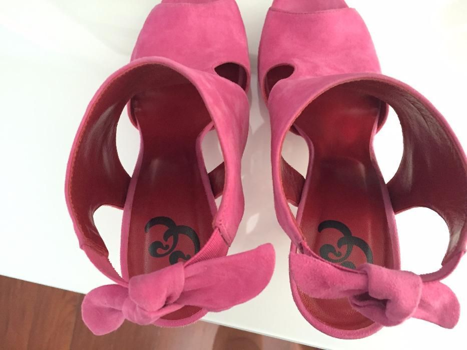 Sapatos elegantes em camurça rosa