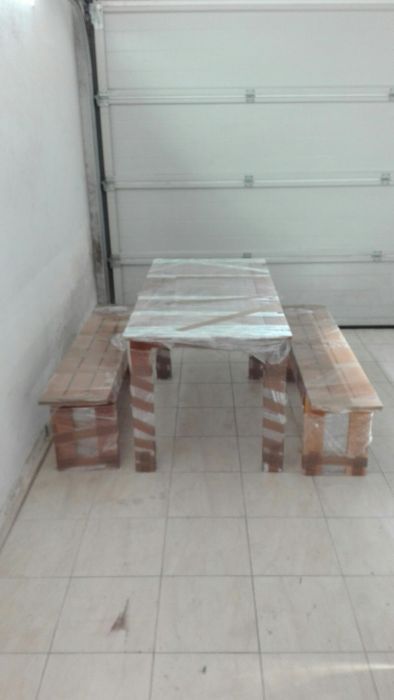 Mesa de madeira com 2 bancos corridos.