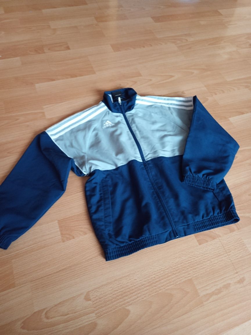 Lekka kurtka Adidas 140 stan idealny chłopięce