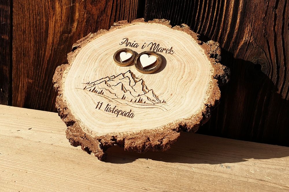 Podstawka na obrączki – drewniana, z grubą korą