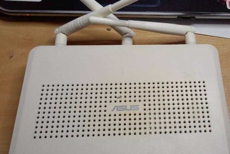 Роутер Asus білій