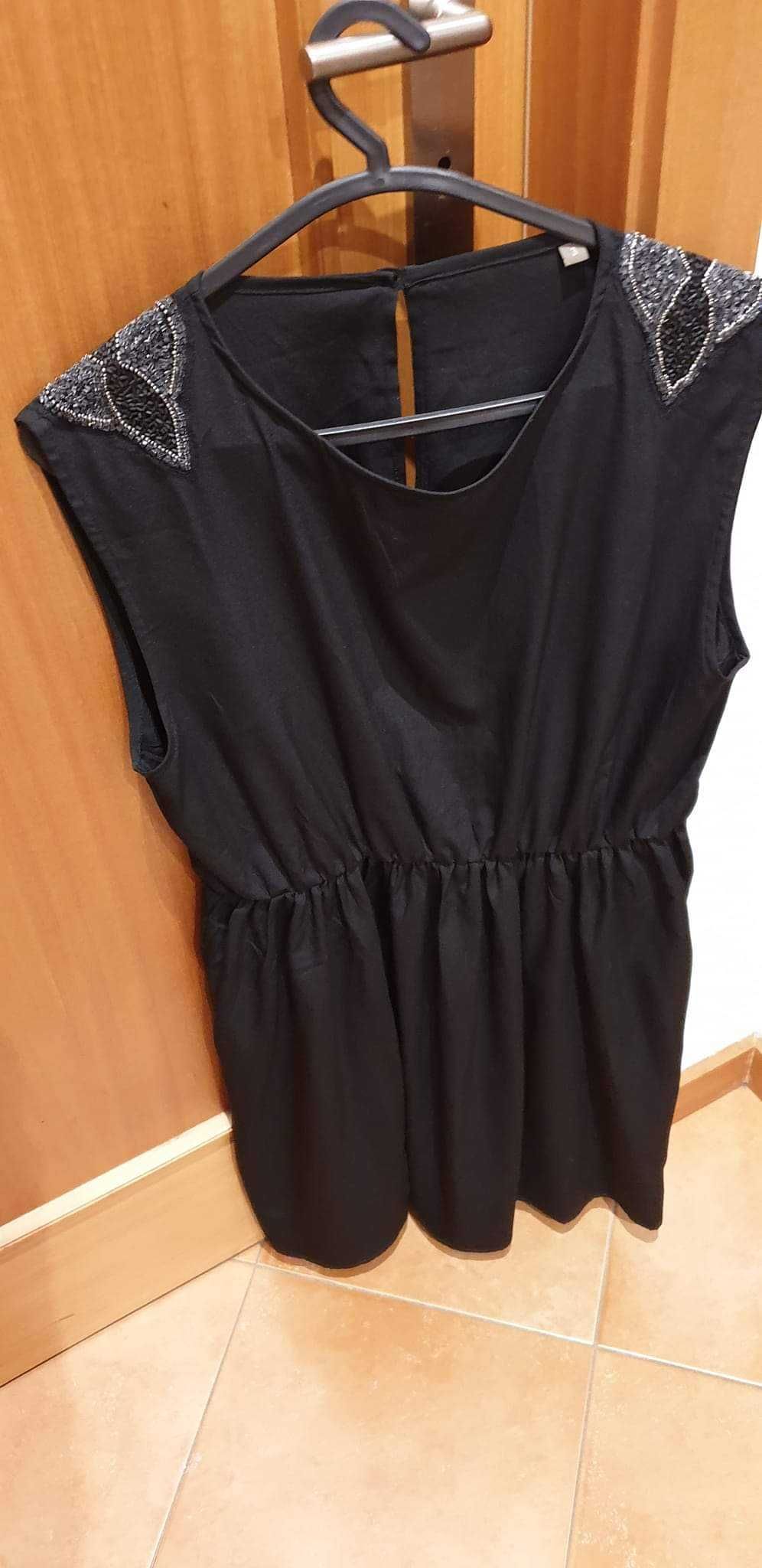 Vestido preto com ombros trabalhados