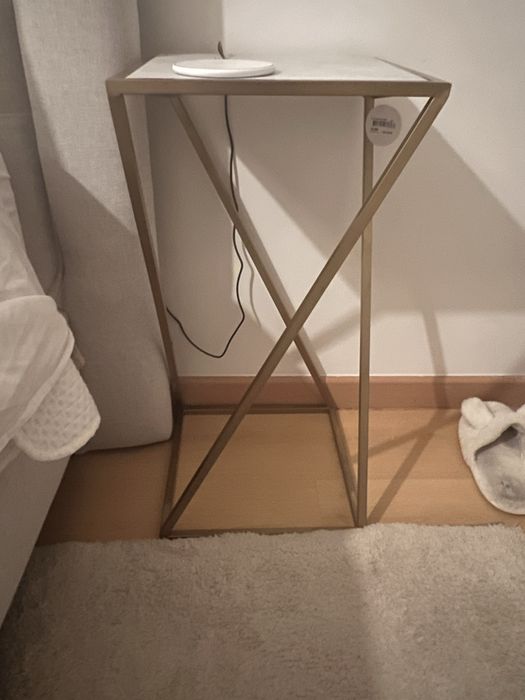 Duas mesas de cabeceira