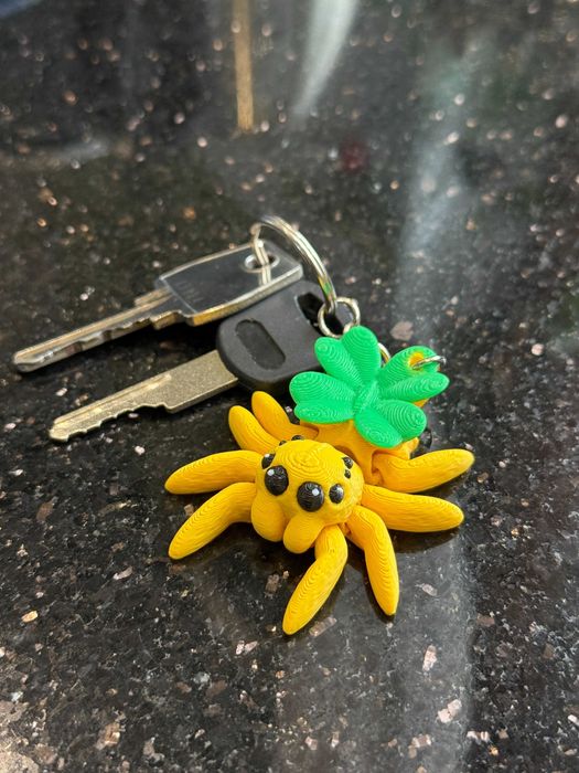 Skakun z koniczynką 3D przegubowy pajączek  – mini figurka i brelok!
