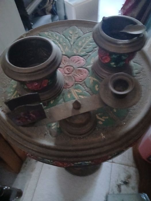 Mesinha redonda em latao antiga mede 60 altura x 30 diametro com 3 pec