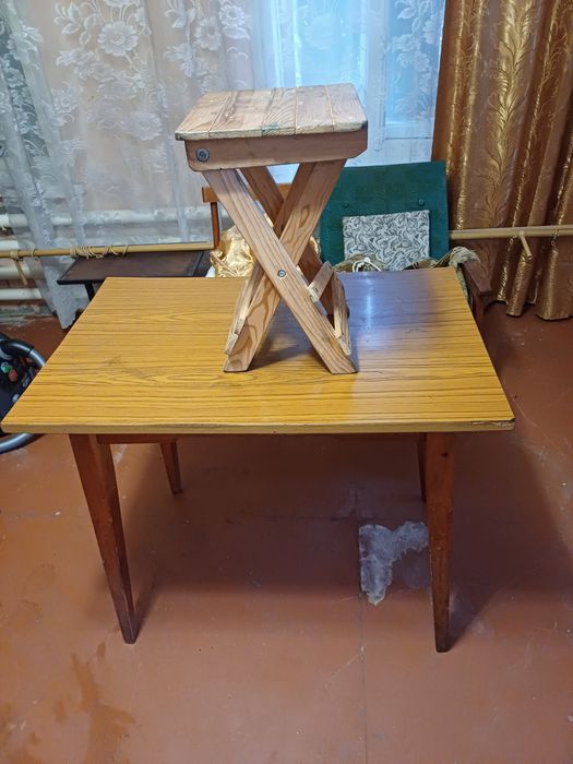 Стіл зі стільцем,розкладеий,в задовільному стані