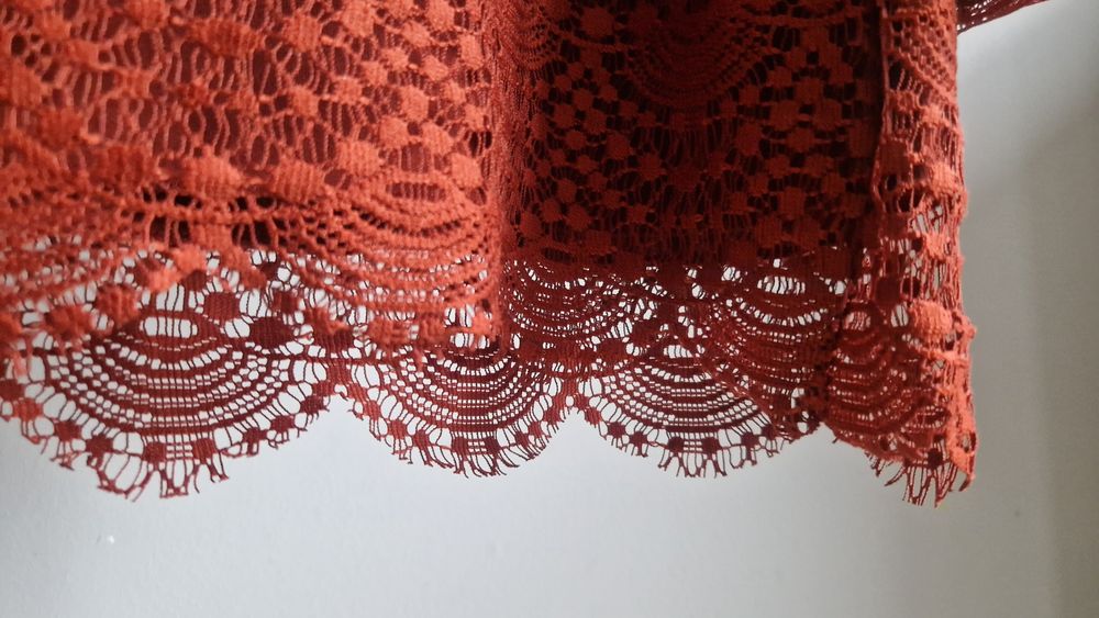 Piękna krótka sukienka z szerokimi rękawami S Gina Tricot